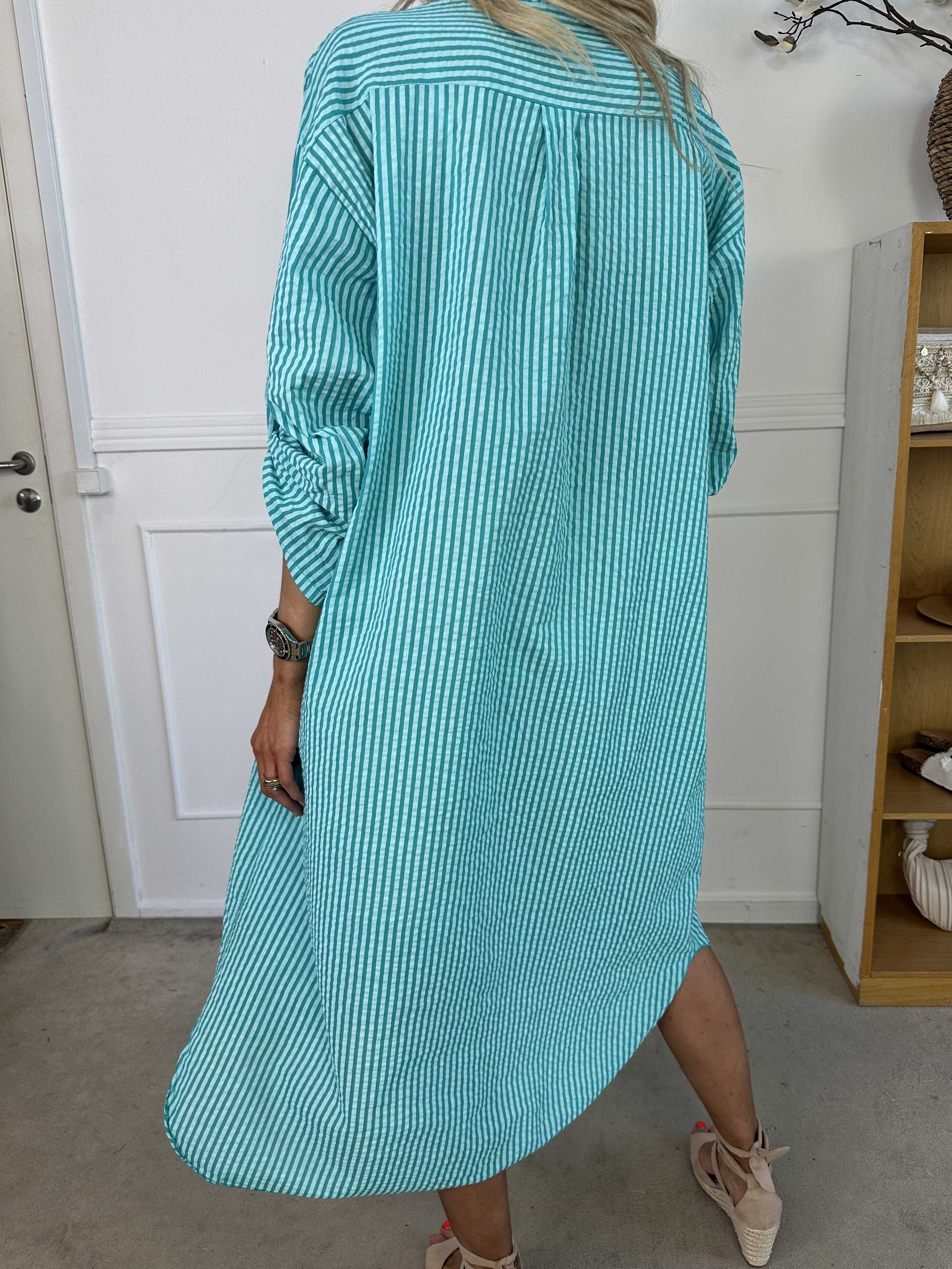 Irena - Lang stribet skjorte i bæk og bølge stof